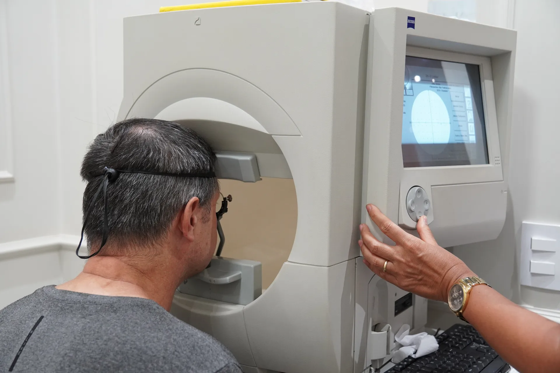 Exame de campo visual computadorizado com equipamento Zeiss para diagnóstico de glaucoma